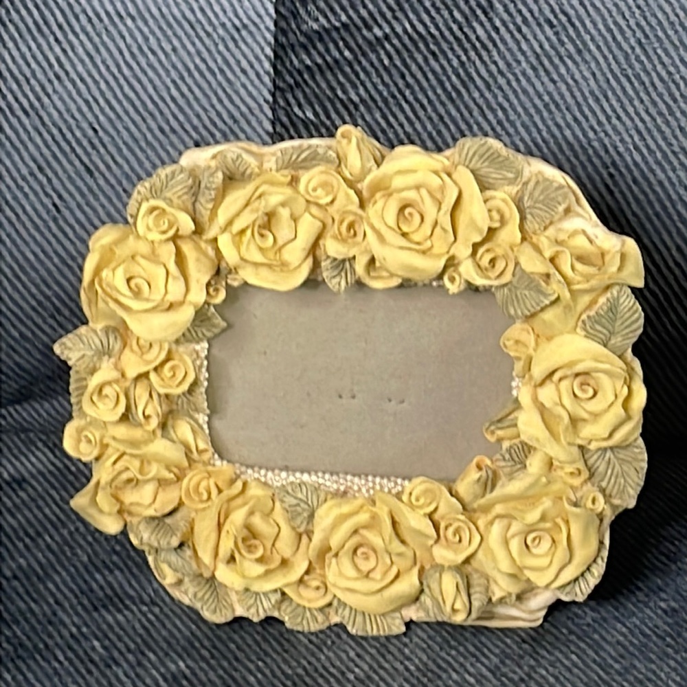 Fancy Frames Heart Bouquet II: yellow roses glass measures 3.5 X 5 inches